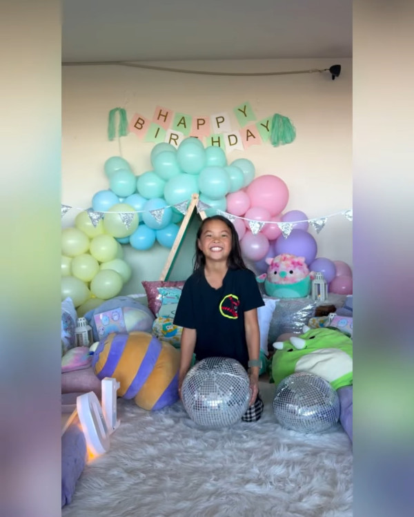 三料港姐冠軍近況激罕曝光為10歲愛女慶生！息影逾20年定居美國不再留戀娛樂圈