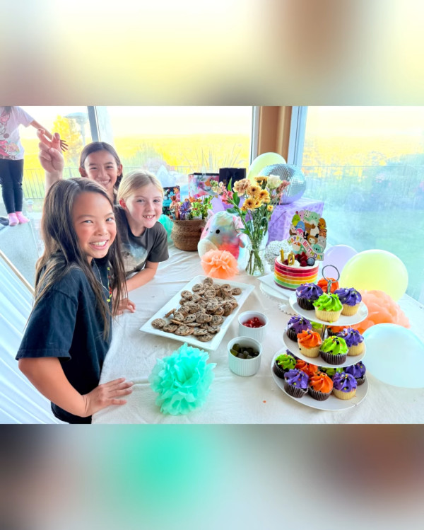 三料港姐冠軍近況激罕曝光為10歲愛女慶生！息影逾20年定居美國不再留戀娛樂圈
