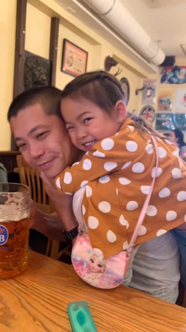 三料港姐冠軍近況激罕曝光為10歲愛女慶生！息影逾20年定居美國不再留戀娛樂圈