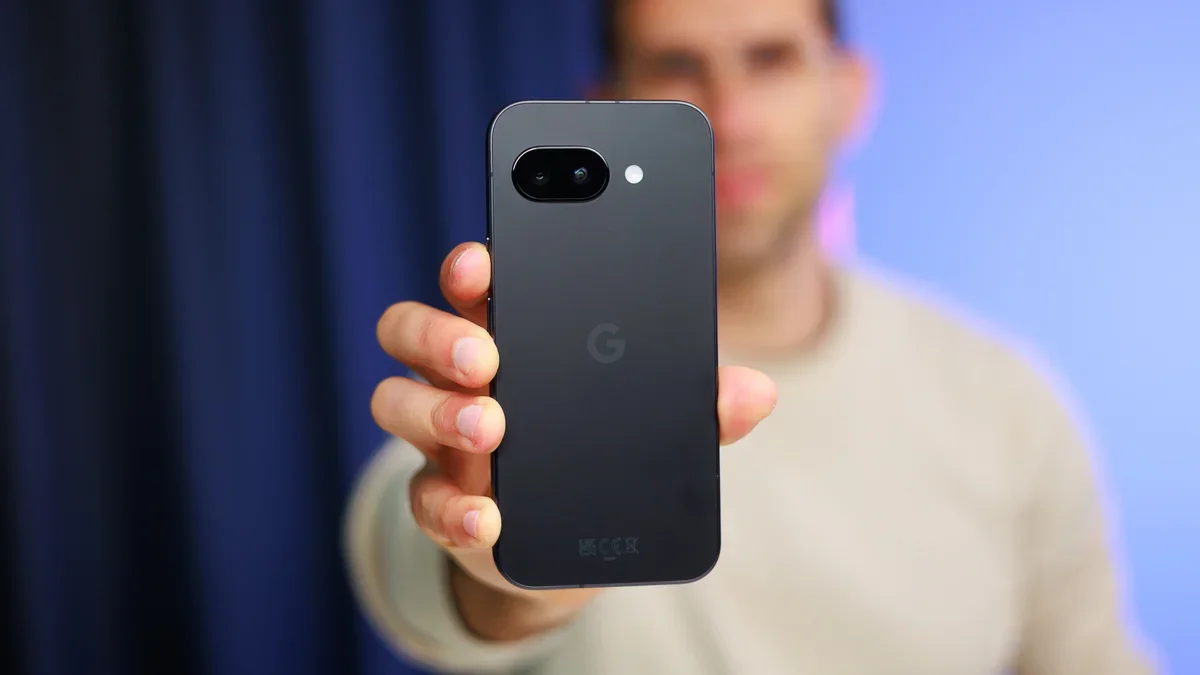 Google Pixel 10a 或「搶閘」提早出爐 獨特藍色機身、無相機島設計疑曝光