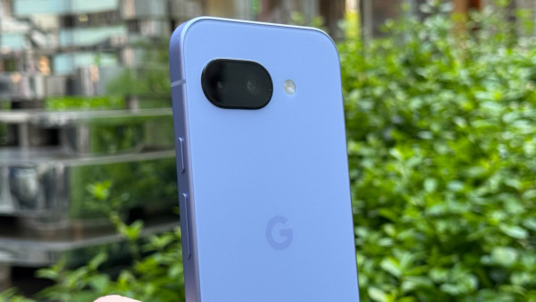Google Pixel 10a 或「搶閘」提早出爐 獨特藍色機身、無相機島設計疑曝光