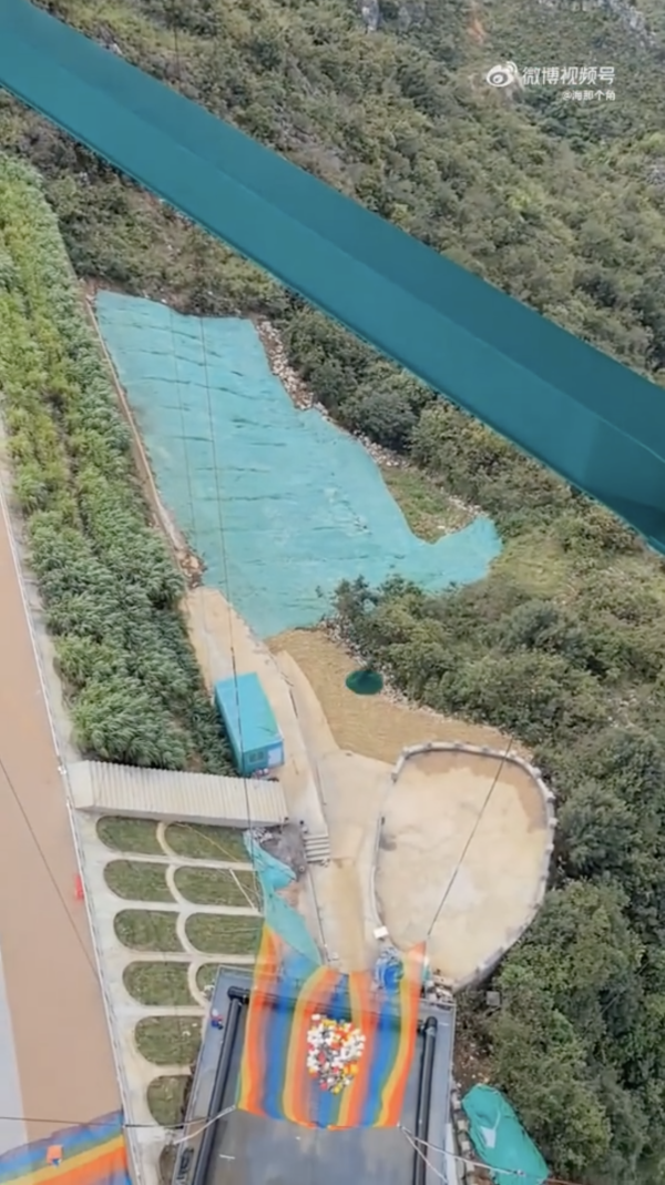 貴州世界第一高橋推¥1600玩「無繩笨豬跳」 文旅局稱真人測試完畢安全達標 