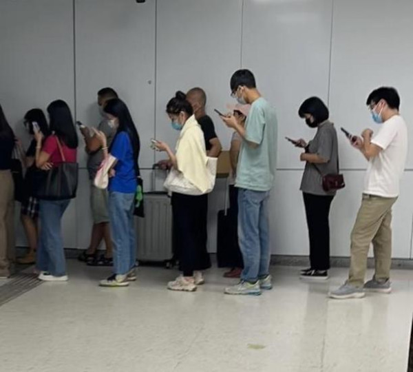 頸椎急救 20 歲「低頭族」頸椎老化似60歲 1習慣等同60磅保齡球掛頸 【附3大恐怖後果+3大護頸貼士】