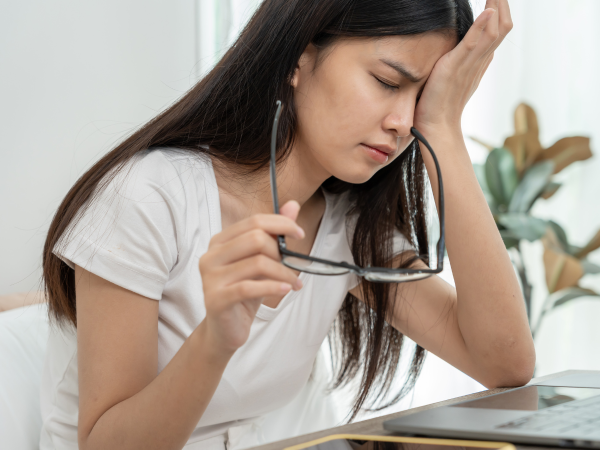 迷思拆解 手機「深色模式」更護眼？醫生警告：隨時越用越傷！【附5大護眼貼士】