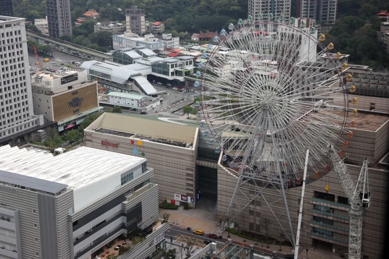 美麗華摩天輪故障停擺30名男女受困驚魂逾半小時(圖片: 聯合新聞網 ) 美麗華摩天輪故障停擺30名男女受困驚魂逾半小時(圖片: 聯合新聞網 )