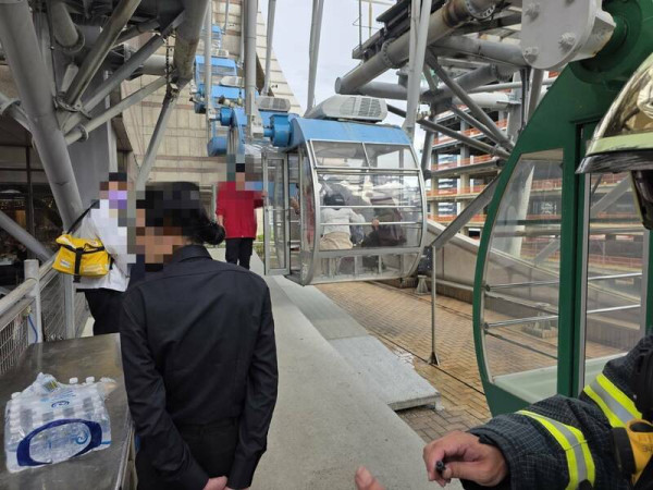 台北市美麗華摩天輪故障30人全數安全脫困(圖片: 中央通訊社 ) 台北市美麗華摩天輪故障30人全數安全脫困(圖片: 中央通訊社 )