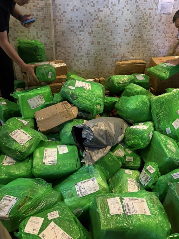 屯門自提點堆積滿地包裹 過百街坊齊尋寶 網民：畀人順手牽羊都唔知