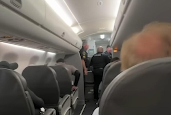 機長失聯空姐引劫機驚魂!廣播「不確定發生了什麼」急掉頭