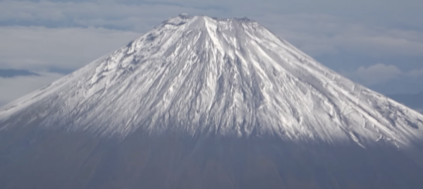富士山「初冠雪」有紀錄以來第四遲 銀白山頭仙氣飄飄 