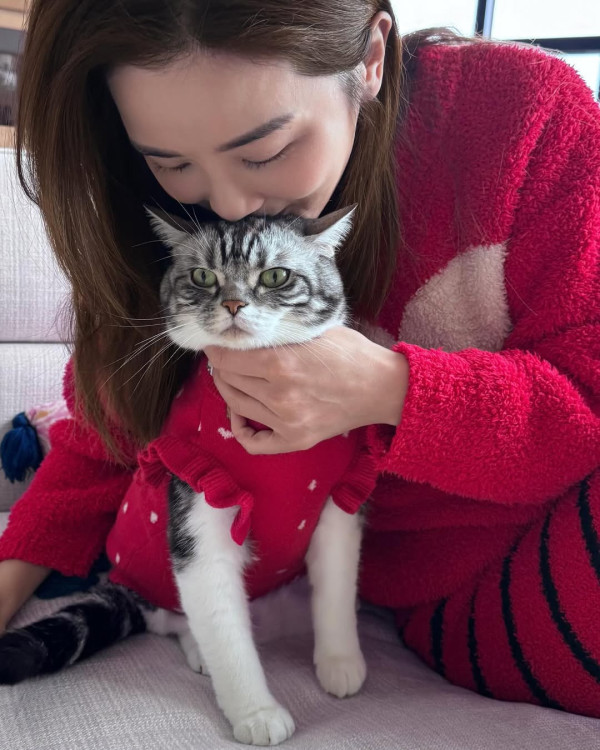 蔡卓妍阿Sa大仔大女生日IG貼全家福慶生 驚爆已為人母真正身份嚇窒網民