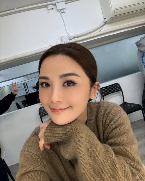蔡卓妍阿Sa大仔大女生日IG貼全家福慶生 驚爆已為人母真正身份嚇窒網民
