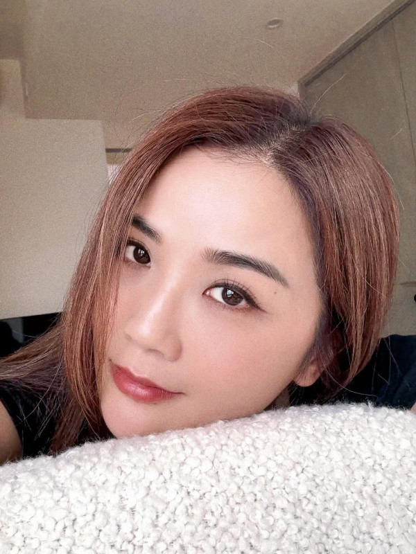 蔡卓妍阿Sa大仔大女生日IG貼全家福慶生 驚爆已為人母真正身份嚇窒網民
