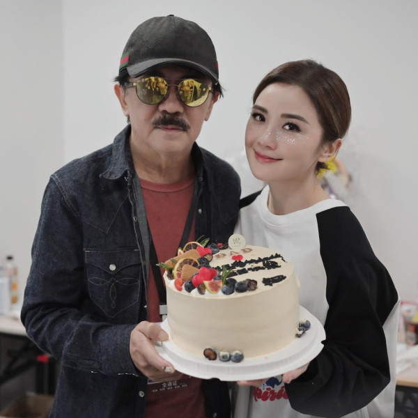 蔡卓妍阿Sa大仔大女生日IG貼全家福慶生 驚爆已為人母真正身份嚇窒網民