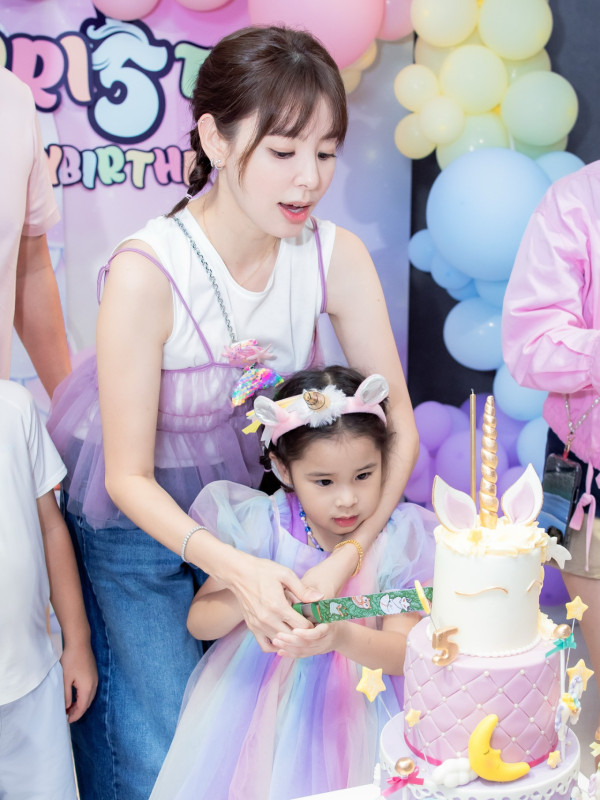 44歲TVB童顏人妻激罕公開囡囡近照 暴風長高少女味濃成潛力星二代