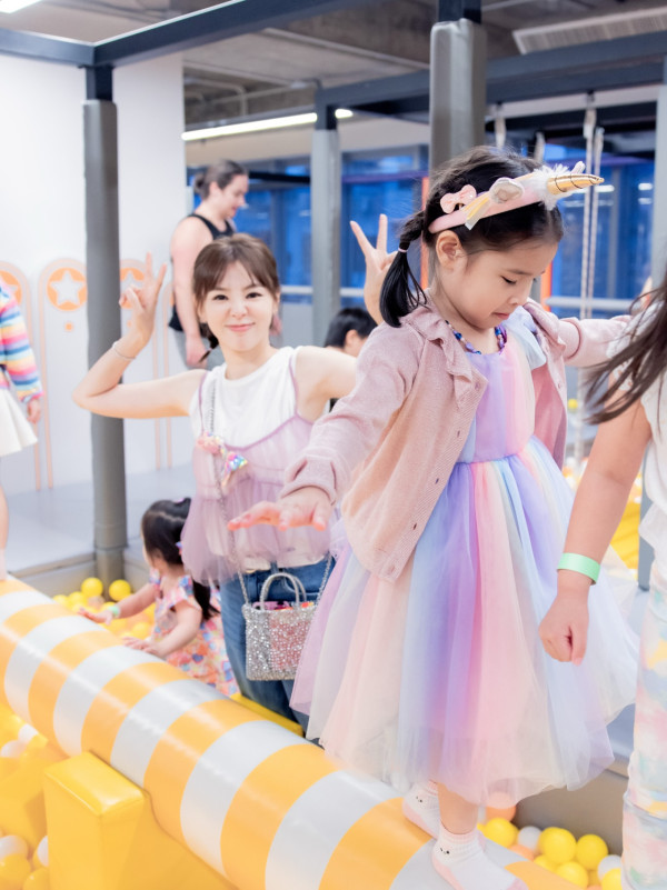 44歲TVB童顏人妻激罕公開囡囡近照 暴風長高少女味濃成潛力星二代