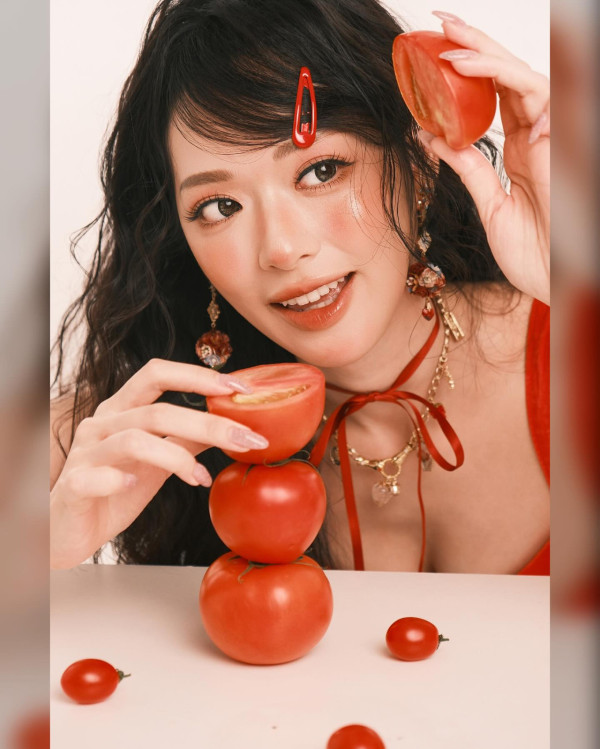 馮盈盈低胸谷到盡「蕃茄成熟時」晒事業線 風格突變被指撞樣韓國女團成員張員瑛