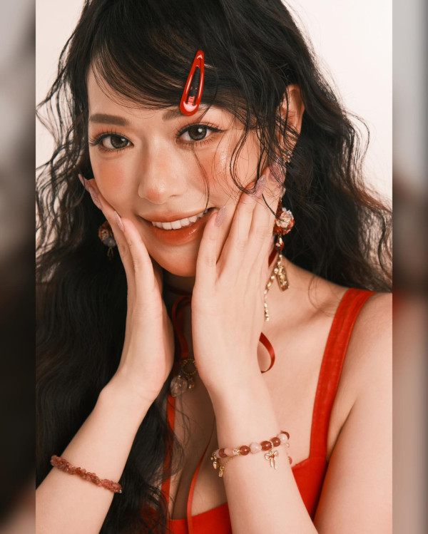 馮盈盈低胸谷到盡「蕃茄成熟時」晒事業線 風格突變被指撞樣韓國女團成員張員瑛