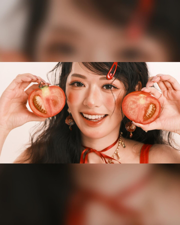 馮盈盈低胸谷到盡「蕃茄成熟時」晒事業線 風格突變被指撞樣韓國女團成員張員瑛