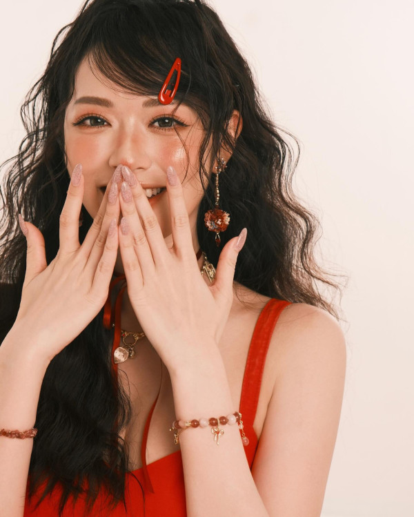 馮盈盈低胸谷到盡「蕃茄成熟時」晒事業線 風格突變被指撞樣韓國女團成員張員瑛