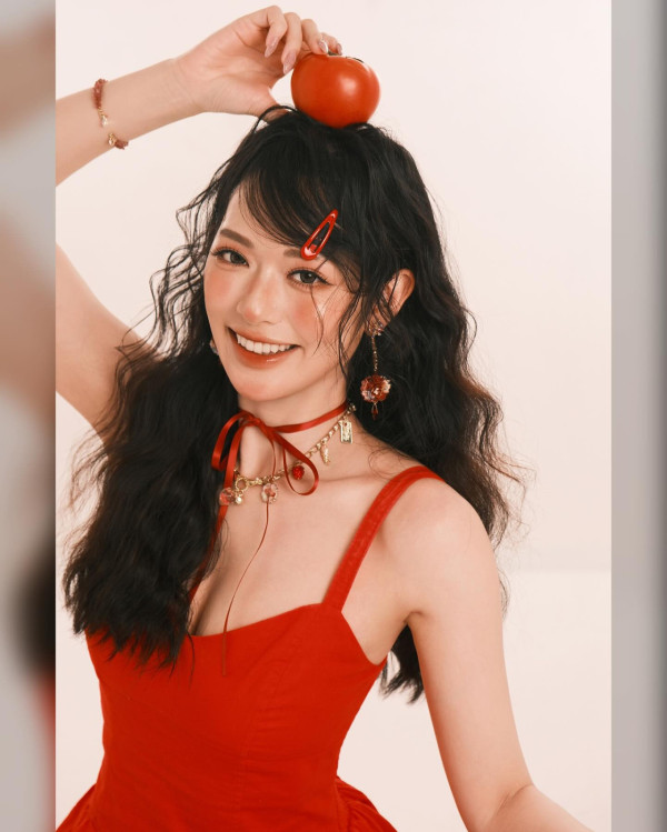 馮盈盈低胸谷到盡「蕃茄成熟時」晒事業線 風格突變被指撞樣韓國女團成員張員瑛