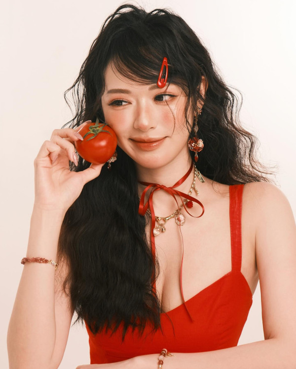 馮盈盈低胸谷到盡「蕃茄成熟時」晒事業線 風格突變被指撞樣韓國女團成員張員瑛