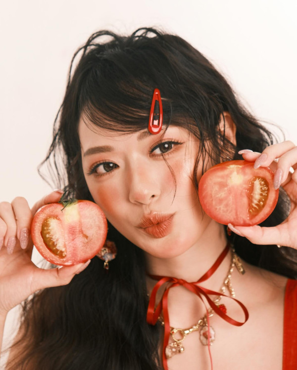 馮盈盈低胸谷到盡「蕃茄成熟時」晒事業線 風格突變被指撞樣韓國女團成員張員瑛