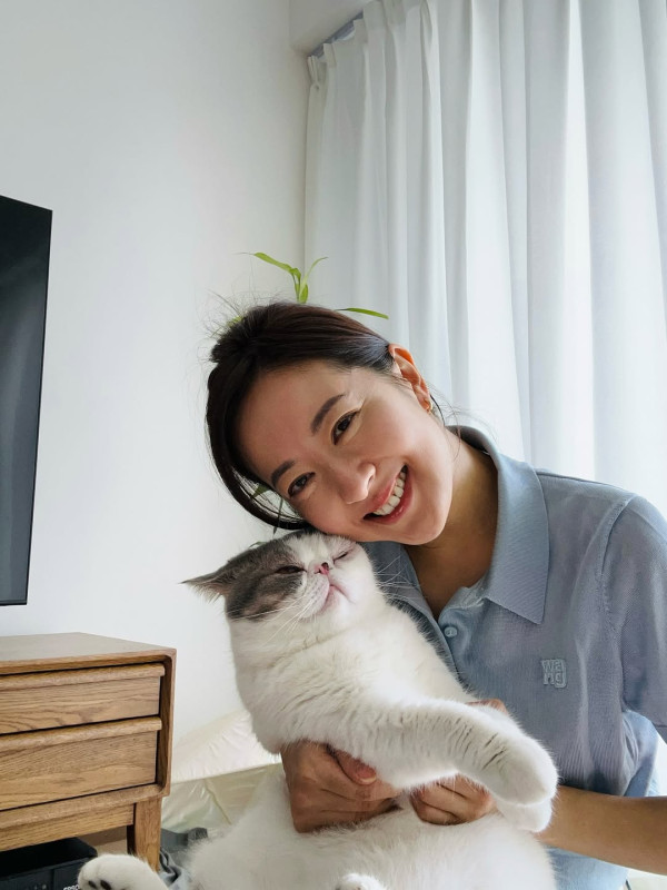 唐詩詠激罕性感低胸背心露事業線 俯身意外洩胸前春光:邊到似44歲!