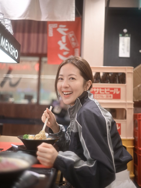 唐詩詠激罕性感低胸背心露事業線 俯身意外洩胸前春光:邊到似44歲!