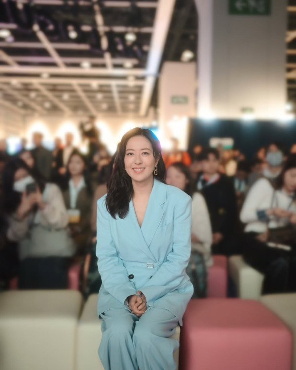 唐詩詠激罕性感低胸背心露事業線 俯身意外洩胸前春光:邊到似44歲!