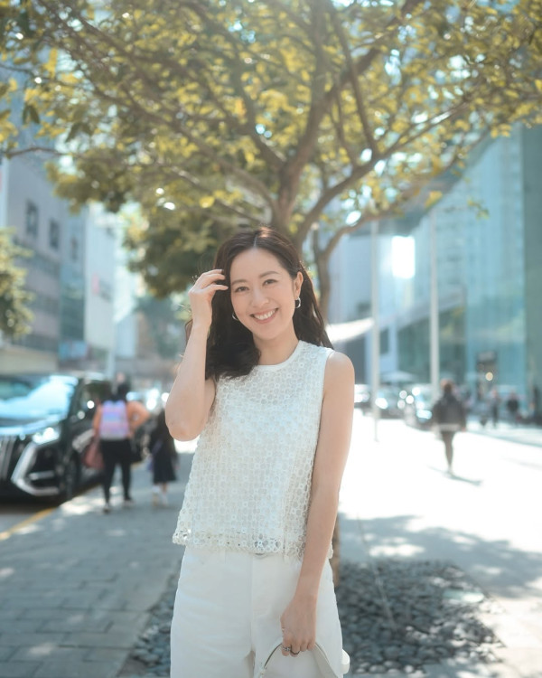 唐詩詠激罕性感低胸背心露事業線 俯身意外洩胸前春光:邊到似44歲!