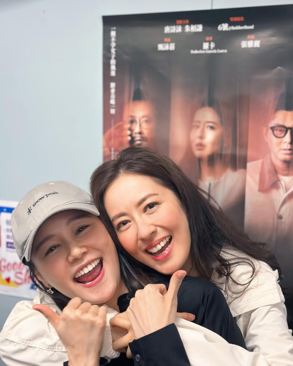 唐詩詠激罕性感低胸背心露事業線 俯身意外洩胸前春光:邊到似44歲!