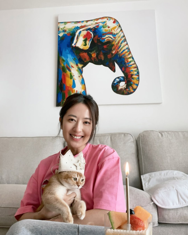 唐詩詠激罕性感低胸背心露事業線 俯身意外洩胸前春光:邊到似44歲!