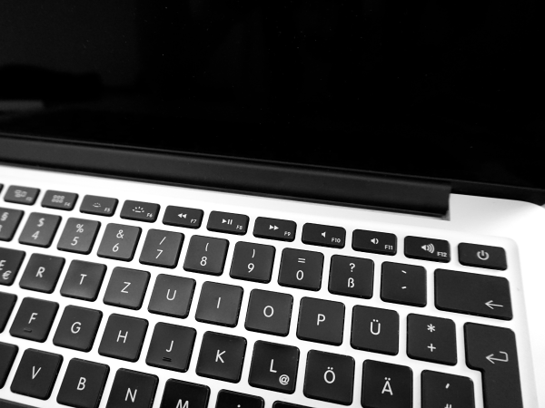 Mac 螢幕越抹越花鍍膜脫落？Apple早已附贈1秘密武器【附正確清潔方法】