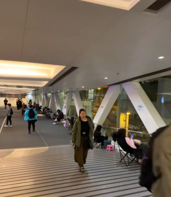 觀塘行人天橋排長龍!市民自備露營凳漏夜「霸位」?網民猜測統計車流揭真相...
