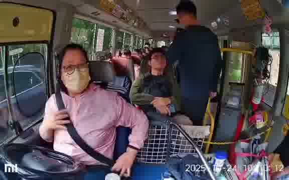 早前網上瘋傳一段小巴車Cam片段，直擊警方喬裝乘客「放蛇」搭小巴。