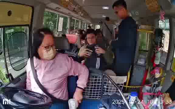 早前網上瘋傳一段小巴車Cam片段，直擊警方喬裝乘客「放蛇」搭小巴。