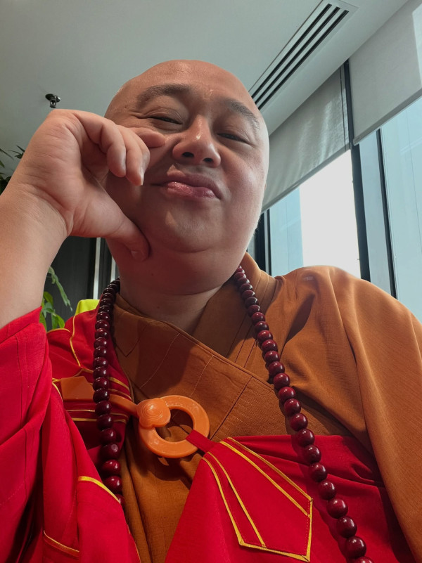 Bob林盛斌化身財神當街派利是超親民！手握一大疊極豪氣舉動被瘋傳