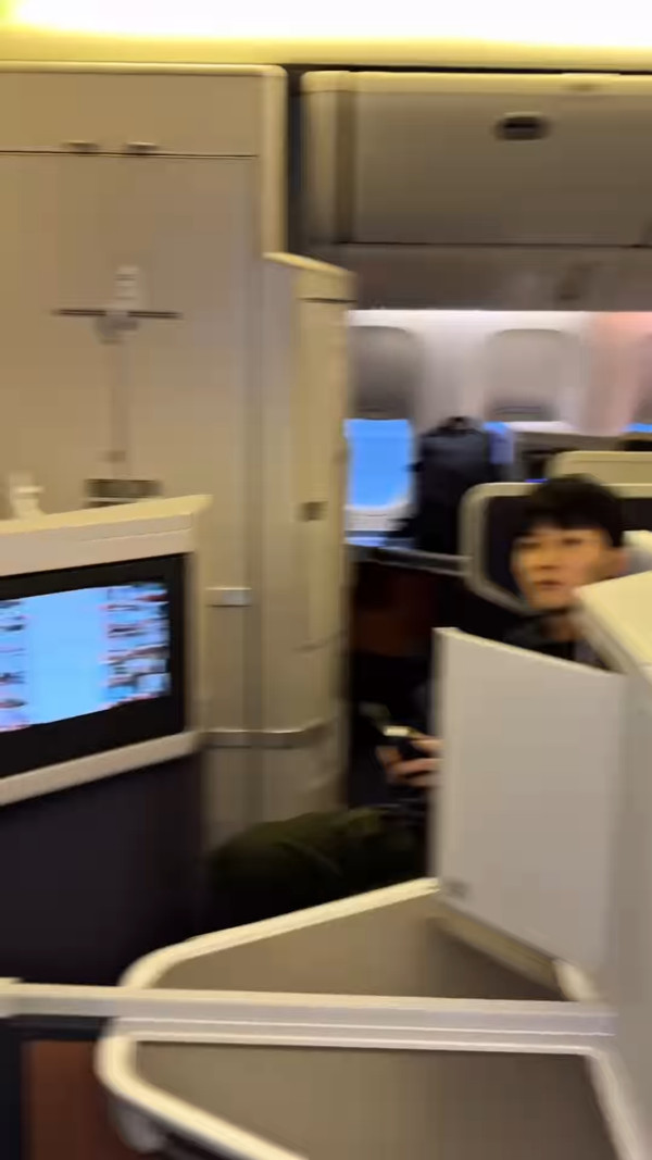周嘉洛飛機頭等艙怒斥偷拍者影片瘋傳 罕有大發雷霆怒吼「叫你唔好再影」