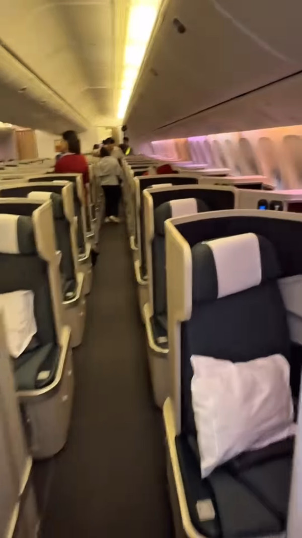 周嘉洛飛機頭等艙怒斥偷拍者影片瘋傳 罕有大發雷霆怒吼「叫你唔好再影」