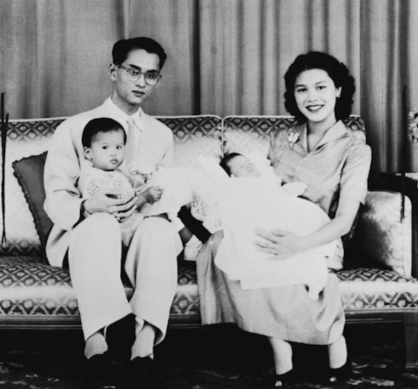 1952年，泰王普密蓬、王后詩麗吉一家合影（Getty）