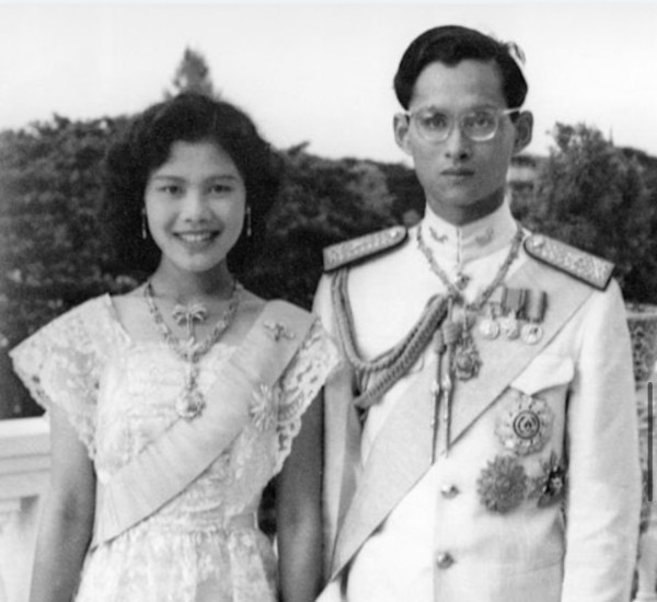 年輕時泰王普密蓬與王后詩麗吉（泰國王室網站）