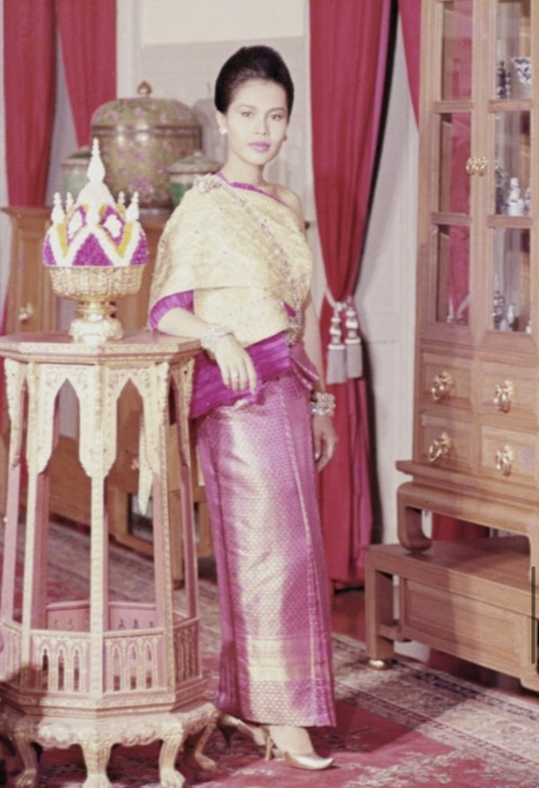 年輕時的詩麗吉（泰國王室網站）