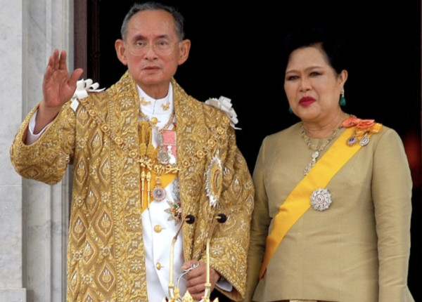 2006年6月9日，泰王普密蓬與王后詩麗吉 曼谷出席慶祝登基60週年活動。（Reuters）