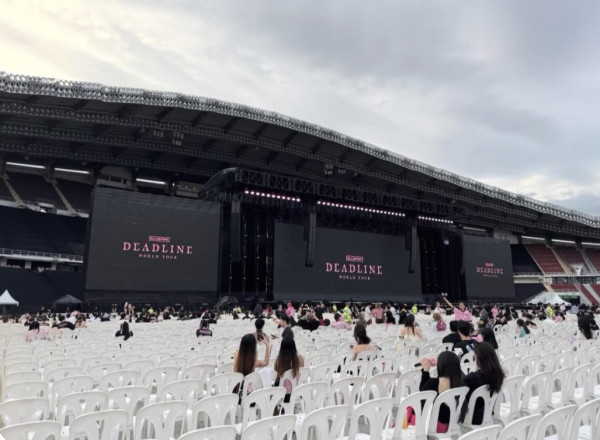 泰國王太后逝世哀悼期旅客勿做5件事！BLACKPINK演唱會照常全場穿黑衣 