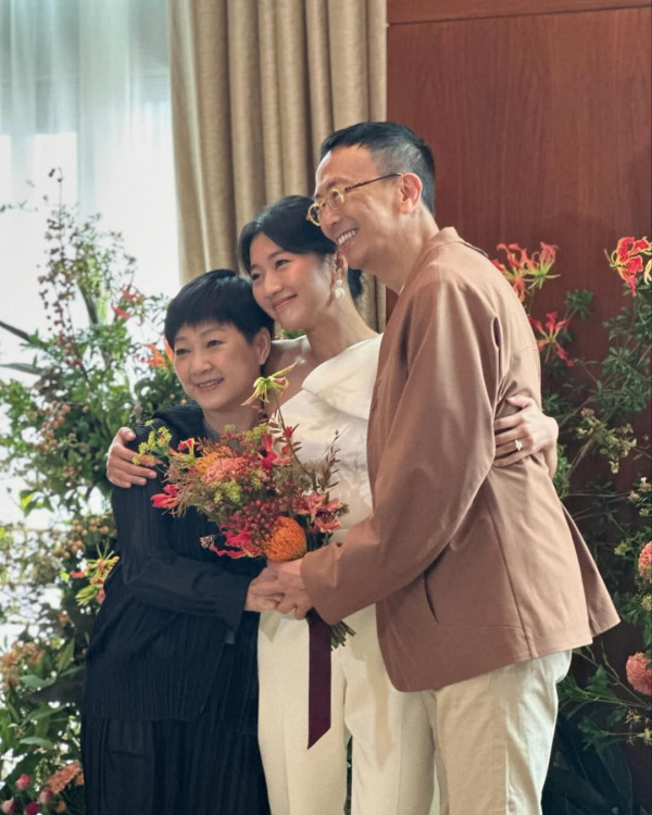 鄭丹瑞大女挺巨肚開產前派對星光熠熠 極致豪宅意外曝光!落地大玻璃巨廳容納17人