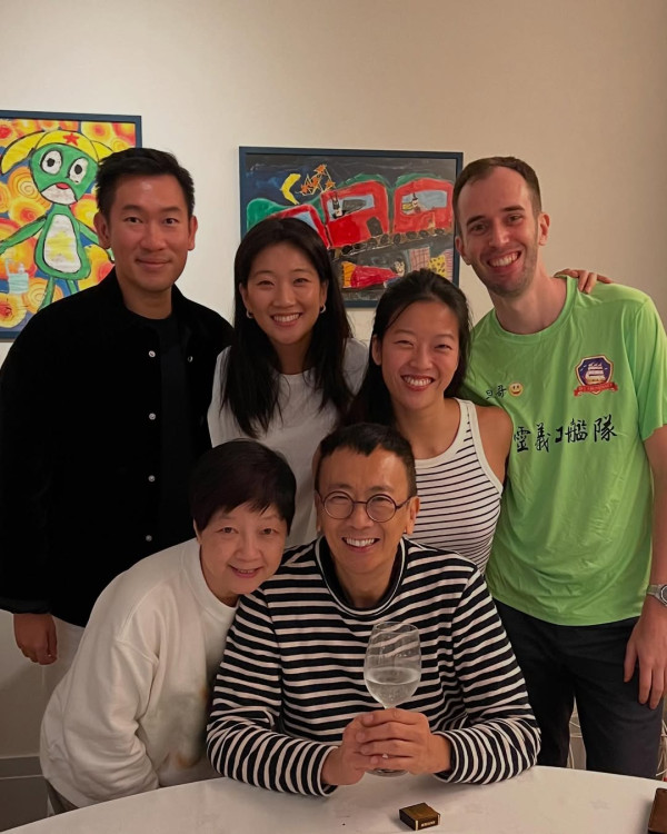 鄭丹瑞大女挺巨肚開產前派對星光熠熠 極致豪宅意外曝光！落地大玻璃巨廳容納17人