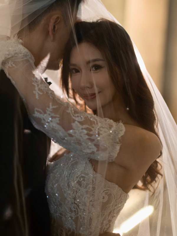 前TVB新聞女神梁凱寧性感婚紗照晒誘人曲線 33歲生日宣布封盤榮升準人妻!