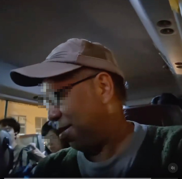 港人挑戰模仿捉無扣安全帶 自拍微表情成有趣焦點 網民笑言：個樣睇落按捺不住