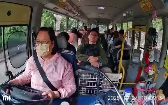 港人挑戰模仿捉無扣安全帶 自拍微表情成有趣焦點 網民笑言：個樣睇落按捺不住