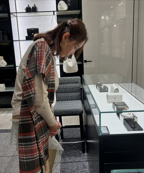 楊卓娜巴黎瘋狂買袋入VIP房罕有炫富!三大高奢品牌手袋任揀場面超誇張